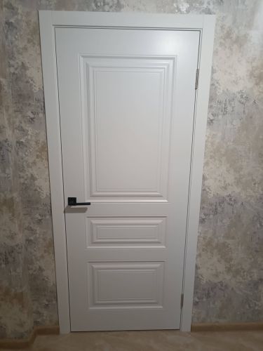 Установлен новый замок в дверь. Выполнено сверление, подготовка отверстий, монтаж механизма, крепление ручки. Проверена работоспособность, обеспечена надежная фиксация.