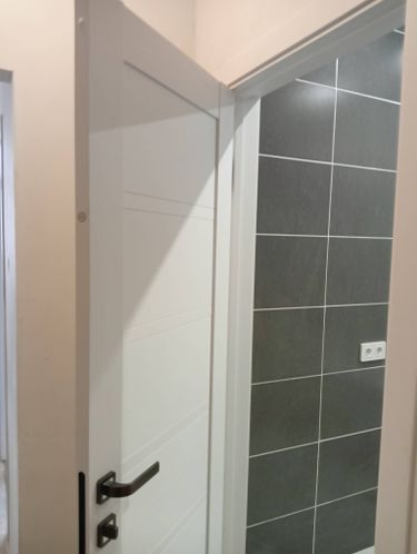 Установлена новая деревянная створка, закреплены петли, врезана ручка, отрегулированы зазоры, проверена плавность открывания, завершена отделка проема, обеспечена надежная фиксация.