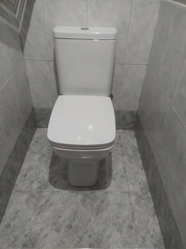 Установлен новый резервуар для унитаза, подключены все необходимые коммуникации, проверена герметичность соединений, выполнена регулировка механизма слива, проведено тестирование работоспособности.