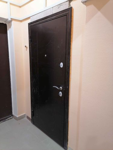 Проведено уменьшение проема: установлена новая дверь, укреплены боковые и верхние части, добавлена отделка, обновлены откосы, улучшена изоляция, завершена покраска стен вокруг.