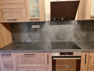 Установлена новая столешница из ДСП, подогнана по размерам, закреплена на шкафах. Выполнены вырезы для варочной панели и раковины. Поверхность обработана для защиты от влаги и повреждений.