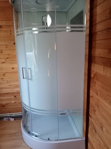 Установлена современная душевая конструкция с гидромассажем. Подключены все коммуникации, герметично закреплены панели, проверена работа системы, обеспечена надежная эксплуатация.