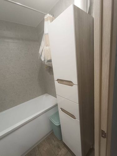 Изображение демонстрирует завершение разборки кухонного гарнитура: сняты шкафы, удалены полки, демонтированы столешницы, убраны крепления, освобождены поверхности, очищено пространство.