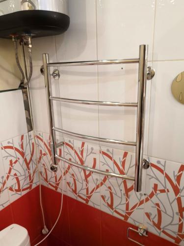 Закреплен прибор на стене, подключен к электросети, проверена работоспособность, обеспечена надежная фиксация, соблюдены меры безопасности, завершен монтаж.