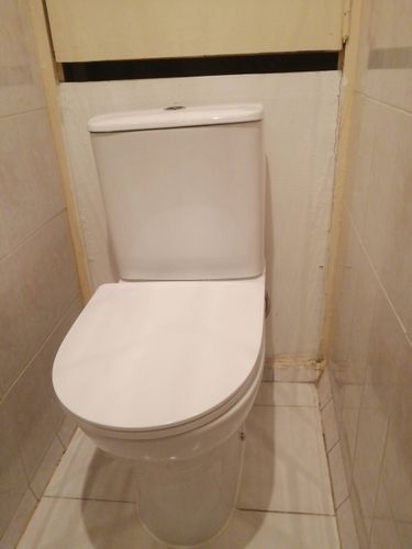 Установлено новое сантехническое оборудование, произведено подключение к водопроводу и канализации, выполнена герметизация швов, проверена функциональность.