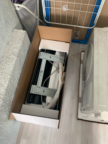 Удалены внутренние и наружные блоки, отсоединены коммуникации, оборудование упаковано в коробку для транспортировки.