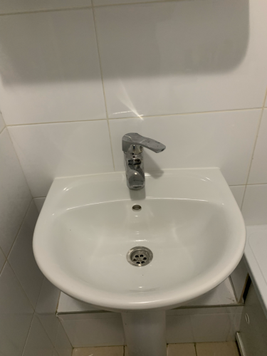 Установлена новая раковина с тумбой, подключены водопровод и слив, проверена герметичность соединений, закреплены все элементы, проведено тестирование на функциональность.