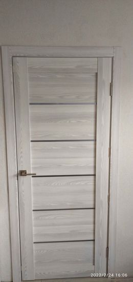 Установлены дополнительные элементы на дверной проём, обеспечивая гармоничное соединение с полотном. Завершена отделка, улучшившая внешний вид и функциональность конструкции.