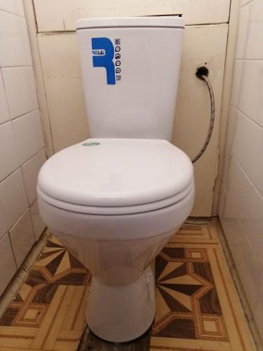 Установлен новый напольный унитаз, подключен к водопроводу, закреплен на полу, проверена герметичность соединений, выполнена отделка вокруг основания.