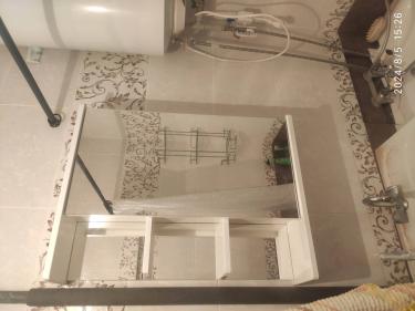 Установлен шкаф с зеркалом, закреплённый на стене в ванной комнате. Проведены работы по монтажу, выравниванию и фиксации. Проверена надёжность креплений и функциональность дверок.