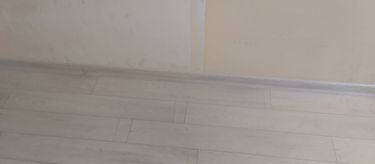 На ровное основание уложено покрытие, тщательно подогнаны стыки, установлены плинтусы, обеспечена ровная поверхность без дефектов, завершены все работы по монтажу.