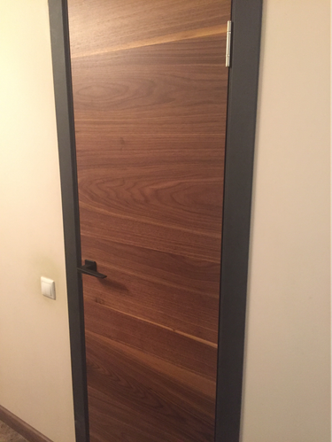 Добавлены декоративные элементы к дверному проему, обеспечивающие завершенный вид и гармоничное сочетание с интерьером. Установлены аккуратно, без зазоров, с точной подгонкой.