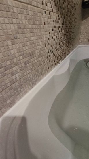 Проведена обработка стыков между ванной и плиткой. Установлен новый герметик, обеспечивающий защиту от протечек и плесени. Поверхность очищена и аккуратно выровнена.