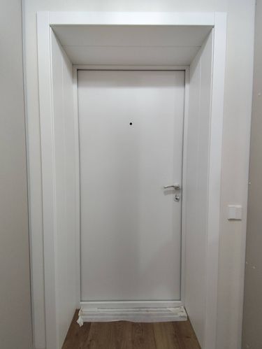 Установка доборов по периметру для входных дверей со сращиванием