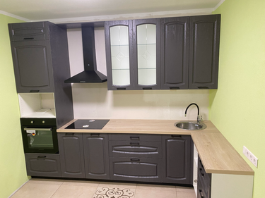 Установлены шкафы, смонтирована столешница, врезана мойка, подключена варочная панель и вытяжка. Все элементы аккуратно закреплены, обеспечена функциональность и эстетика кухни.