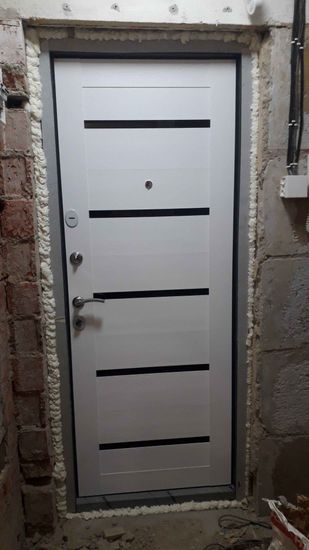 Установлена новая металлическая дверь, произведена герметизация монтажной пеной, отрегулированы петли, заменены замки, обновлена отделка откосов, обеспечена надежная фиксация конструкции.