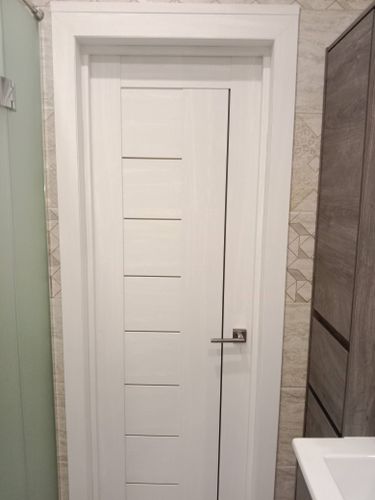 Установлена деревянная дверь с одной створкой, аккуратно закреплена в проеме, добавлены ручка и петли, выполнена подгонка по размеру, обеспечена плавность открывания и закрывания.