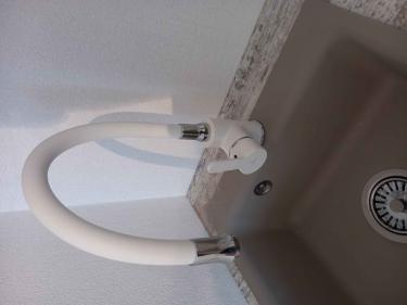 Установлена столешница, вмонтирована мойка с краном, подключены коммуникации, завершена сборка кухонного гарнитура, обеспечена герметичность соединений, проверена функциональность.