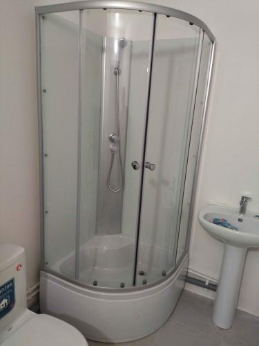 Установлен компактный душевой уголок с низким основанием, подключены водопроводные коммуникации, закреплены стеклянные панели, герметизация швов, проверена функциональность дверей и смесителя.