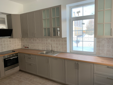 Проведена установка новой столешницы из искусственного камня, выполнены точные замеры, произведена подгонка, закрепление, герметизация швов, монтаж мойки и варочной панели.