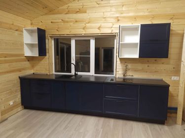 Установлены шкафы, закреплены фасады, смонтирована столешница, подключена мойка, размещены полки, выполнен монтаж фурнитуры, проведены финальные регулировки, завершена сборка.