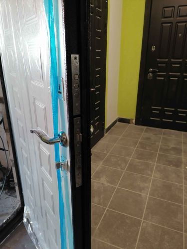 Установлена новая металлическая дверь, заменены замки, отрегулированы петли, улучшена герметичность, обновлена фурнитура, проверена надежность конструкции.