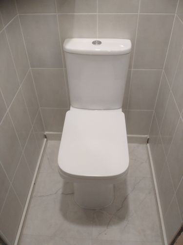 Установлен новый напольный унитаз, заменены крепления, проверена герметичность соединений, обновлена арматура бачка, устранены протечки, выполнена регулировка слива, проведена чистка поверхности.