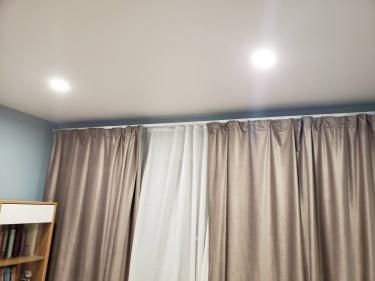 Изображение демонстрирует завершённую установку картины на стене, обеспечивая гармоничное расположение и устойчивость. Работа выполнена аккуратно, с учётом эстетики и безопасности.