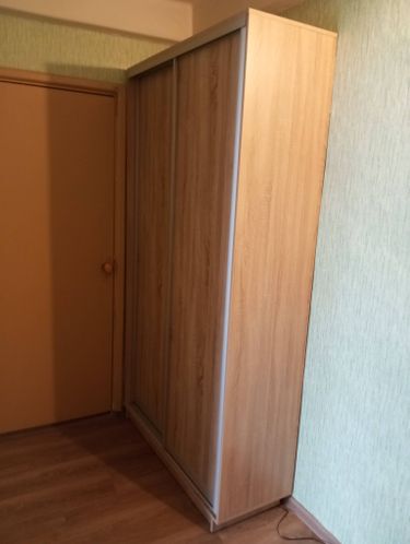 Собран корпус, установлены дверцы, закреплены направляющие, отрегулированы механизмы, проверена устойчивость, выполнена финальная проверка, обеспечена функциональность и эстетичность.