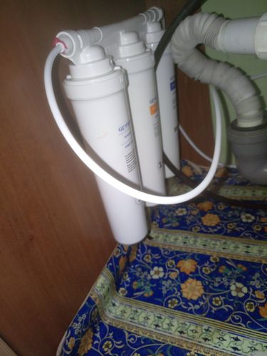 Установка проточного фильтра под мойку
