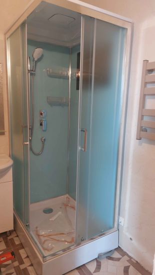 Установлена современная душевая конструкция с гидромассажем, подключены все коммуникации, закреплены панели, смонтированы двери, проверена герметичность, настроены функции.