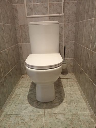 Установлено новое сантехническое изделие, подключено к водопроводу и канализации, проверена герметичность соединений, закреплено на плитке, выполнена проверка функционирования.