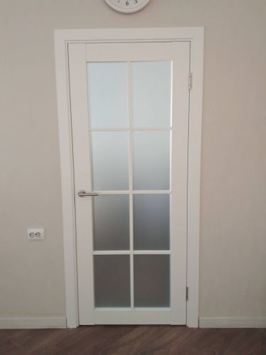 Установлена складная конструкция, закреплены направляющие, отрегулированы петли, проверена плавность движения, зафиксированы ручки, обеспечена надежная фиксация, выполнена финальная проверка.