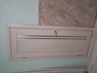 Установлены дополнительные элементы вокруг двери, обеспечивающие плавный переход между стеной и дверной коробкой, улучшая внешний вид и функциональность конструкции.