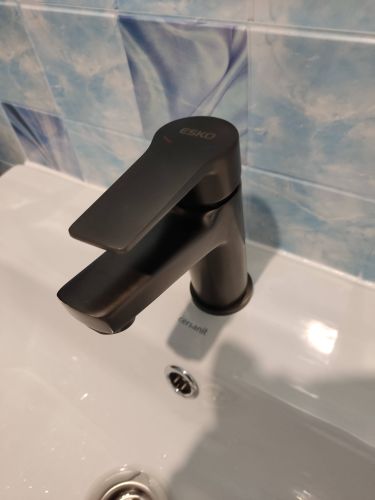 Установлен новый смеситель на раковину, подключены все коммуникации, проверена герметичность соединений, обеспечена надежная фиксация, проведена проверка работоспособности устройства.