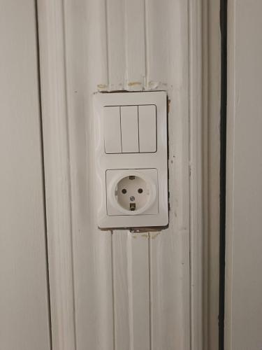 Установлен новый элемент управления освещением на стене, обеспечивающий надежное подключение и современный внешний вид. Завершена работа по обновлению электрической фурнитуры.