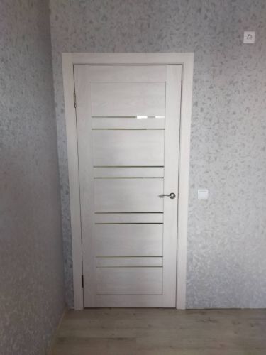 Установлен новый замок в деревянную дверь, выполнены все необходимые работы по подготовке отверстия, закреплению механизма и проверке функциональности. Дверь закрывается плавно и надежно.