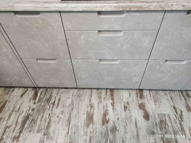 Установлены шкафы, закреплены фасады, смонтирована столешница из ДСП. Подключены ручки, отрегулированы дверцы. Завершена сборка и настройка всех элементов кухни.