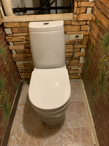 Установлен новый напольный унитаз, подключен к водопроводу и канализации, проверена герметичность соединений, закреплен на плитке, проведена проверка работоспособности сливного механизма.