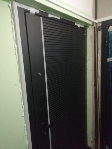 Дверь покрыта МДФ панелями, улучшена звукоизоляция, добавлена эстетика. Все элементы плотно закреплены, обеспечена надежность конструкции. Завершены отделочные работы, установлены новые ручки.