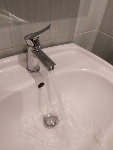 Установлено новое оборудование на раковину, подключены трубы, проверена герметичность соединений, обеспечен стабильный поток воды.