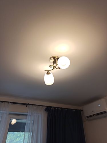 Установлено осветительное устройство на потолок, подключены провода, закреплены крепежи, проверена работа, обеспечено надежное крепление и функционирование, выполнена проверка освещения.