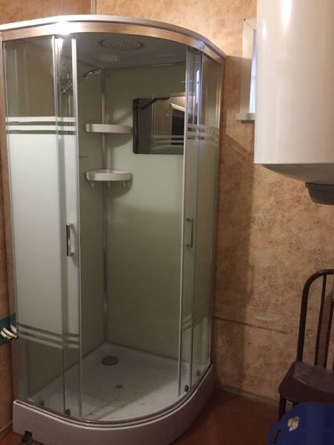 Установлена новая душевая кабина: демонтирована старая ванна, проведены сантехнические работы, подключены коммуникации, герметизированы швы, проверена функциональность системы.