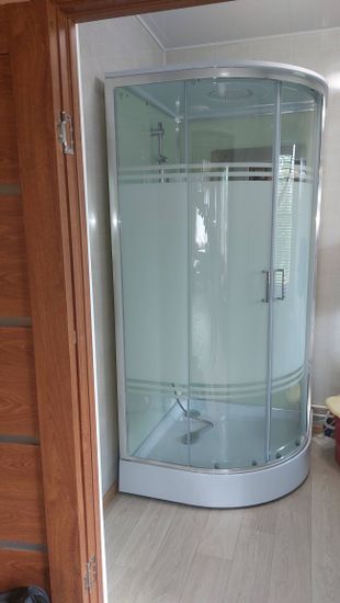 Установлена современная душевая конструкция с функцией гидромассажа, подключены водопровод и электричество, герметично закреплены панели, проверена работа всех систем.