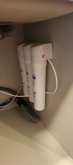 Установка проточного фильтра под мойку