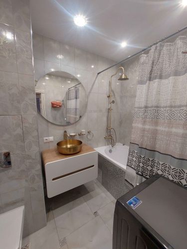 Выполнена установка нового крана в ванной комнате. Демонтирован старый, произведен монтаж современного устройства, проверена герметичность соединений, обеспечена функциональность.