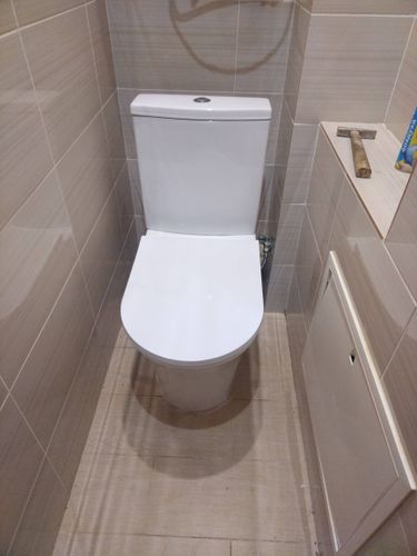 Установлено новое сантехническое оборудование, подключены коммуникации, обеспечена герметичность соединений, проверена функциональность, выполнена чистовая отделка.