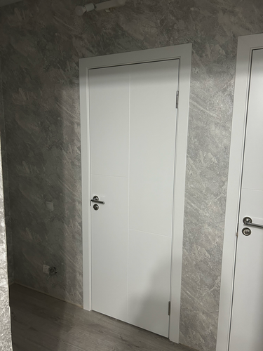 Установлен замок в дверь: выполнены разметка, сверление, врезка, закрепление ручки. Проведена проверка функционирования механизма, обеспечена плавная работа.