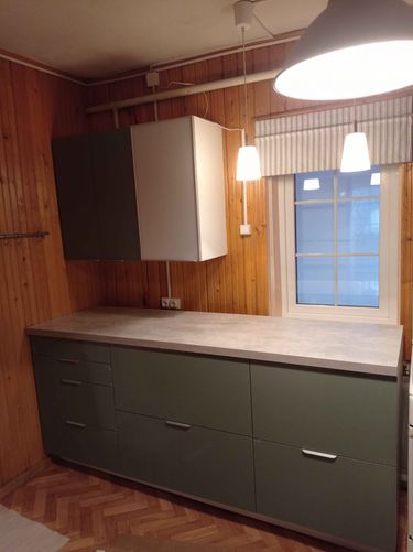 Столешница аккуратно подогнана под размеры, установлена на кухонный гарнитур. Поверхность ровная, без зазоров, идеально вписывается в интерьер. Работа завершена качественно и точно.