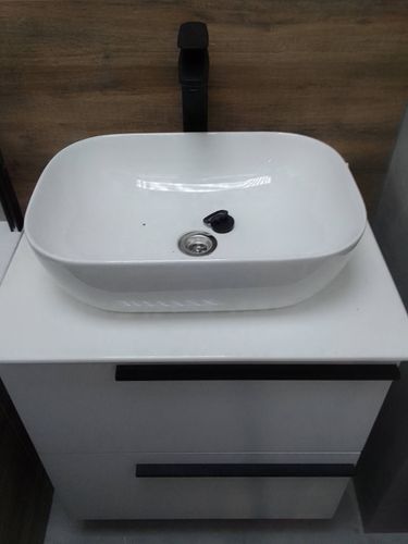 Установлен новый полотенцесушитель, подключены трубы, проверена герметичность соединений, проведено тестирование системы на работоспособность, завершены отделочные работы.